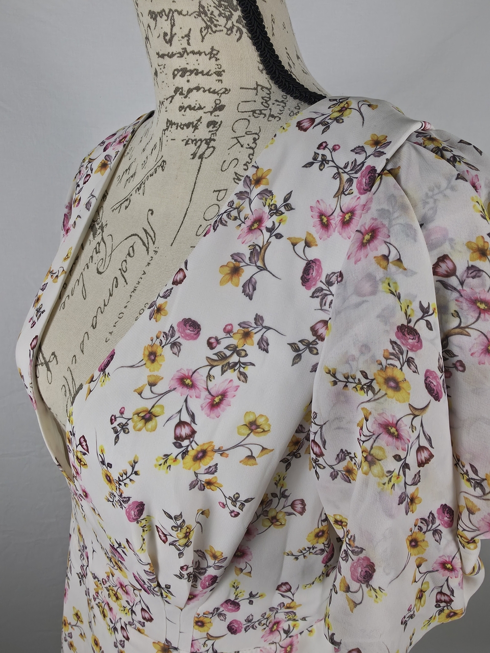 NWT Fame & Partners Ivory Floral V-Neck Puff Sleeve Dress - Size 10 - Picture 2 of 8